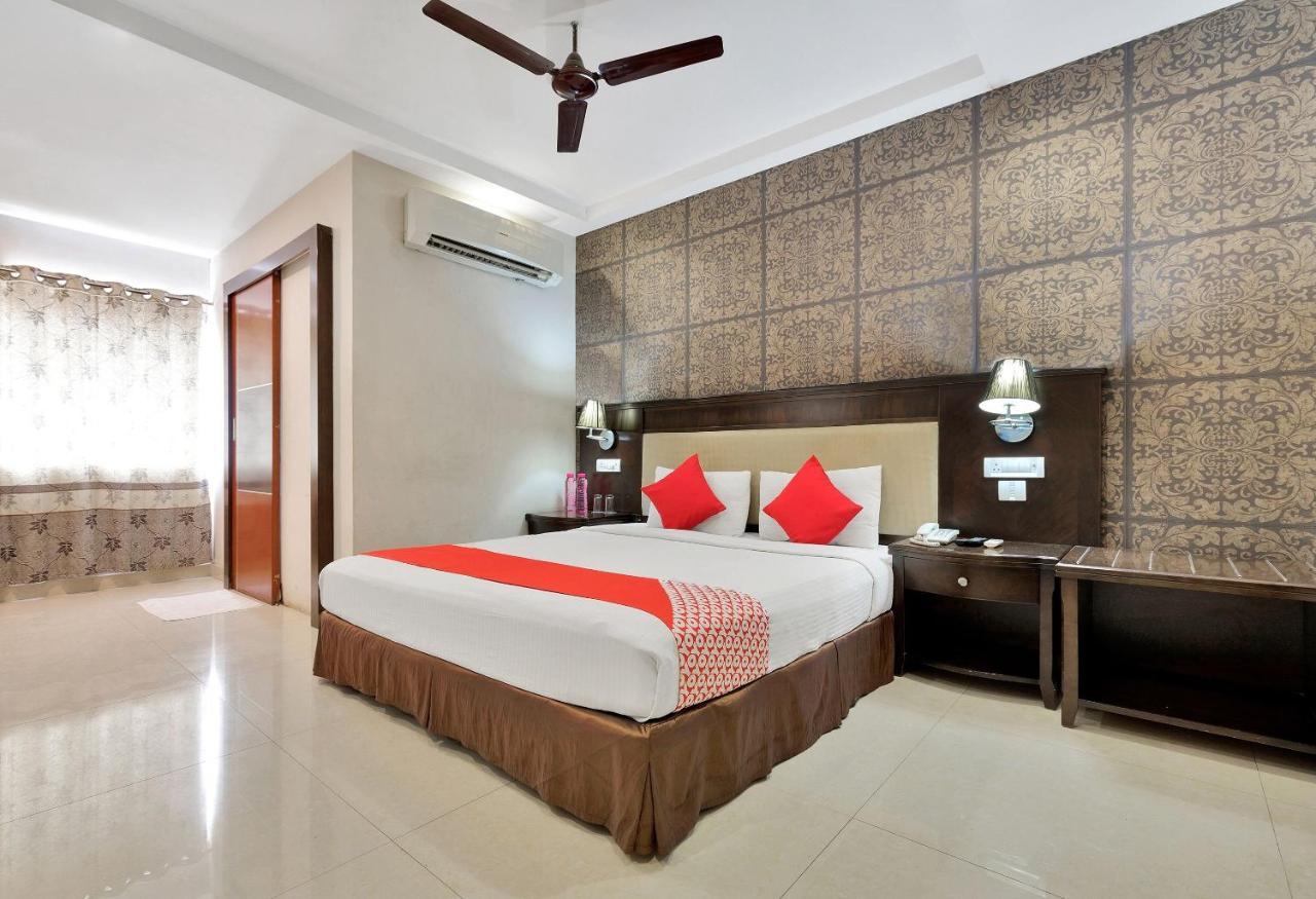 Hotel Capital O Rudra Grand Near Kondapur X Road Extérieur photo