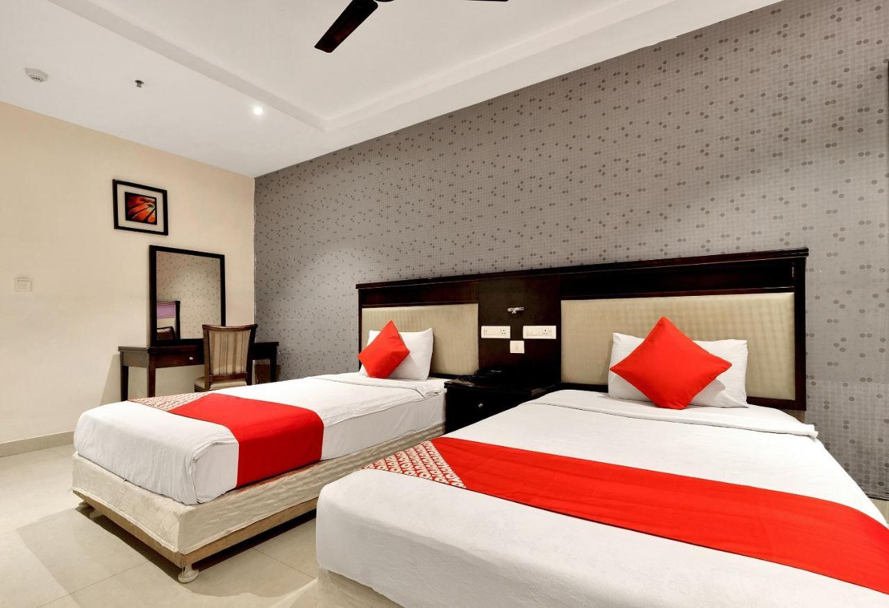 Hotel Capital O Rudra Grand Near Kondapur X Road Extérieur photo