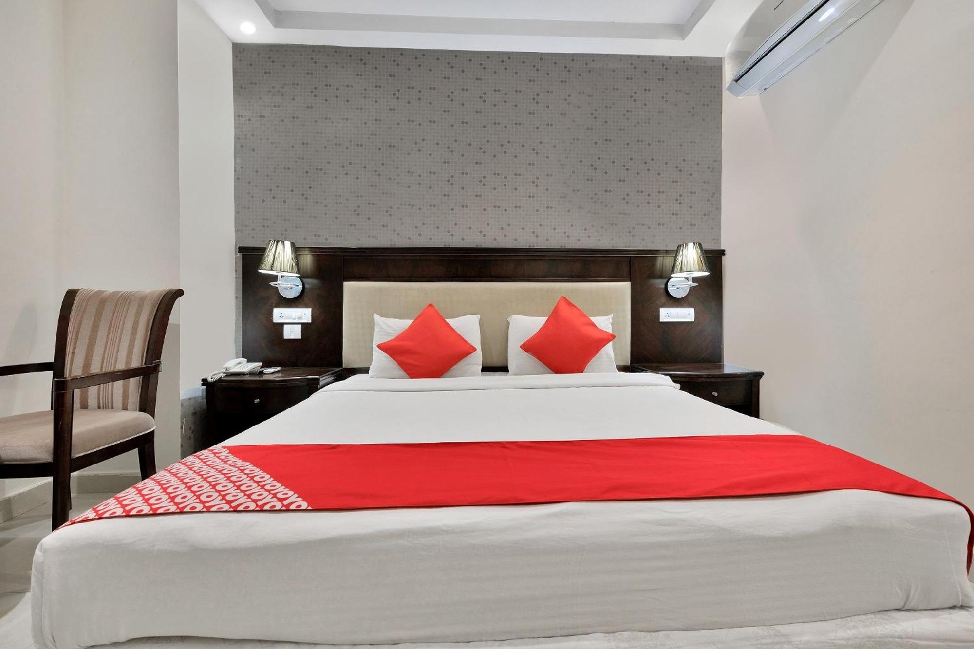 Hotel Capital O Rudra Grand Near Kondapur X Road Extérieur photo