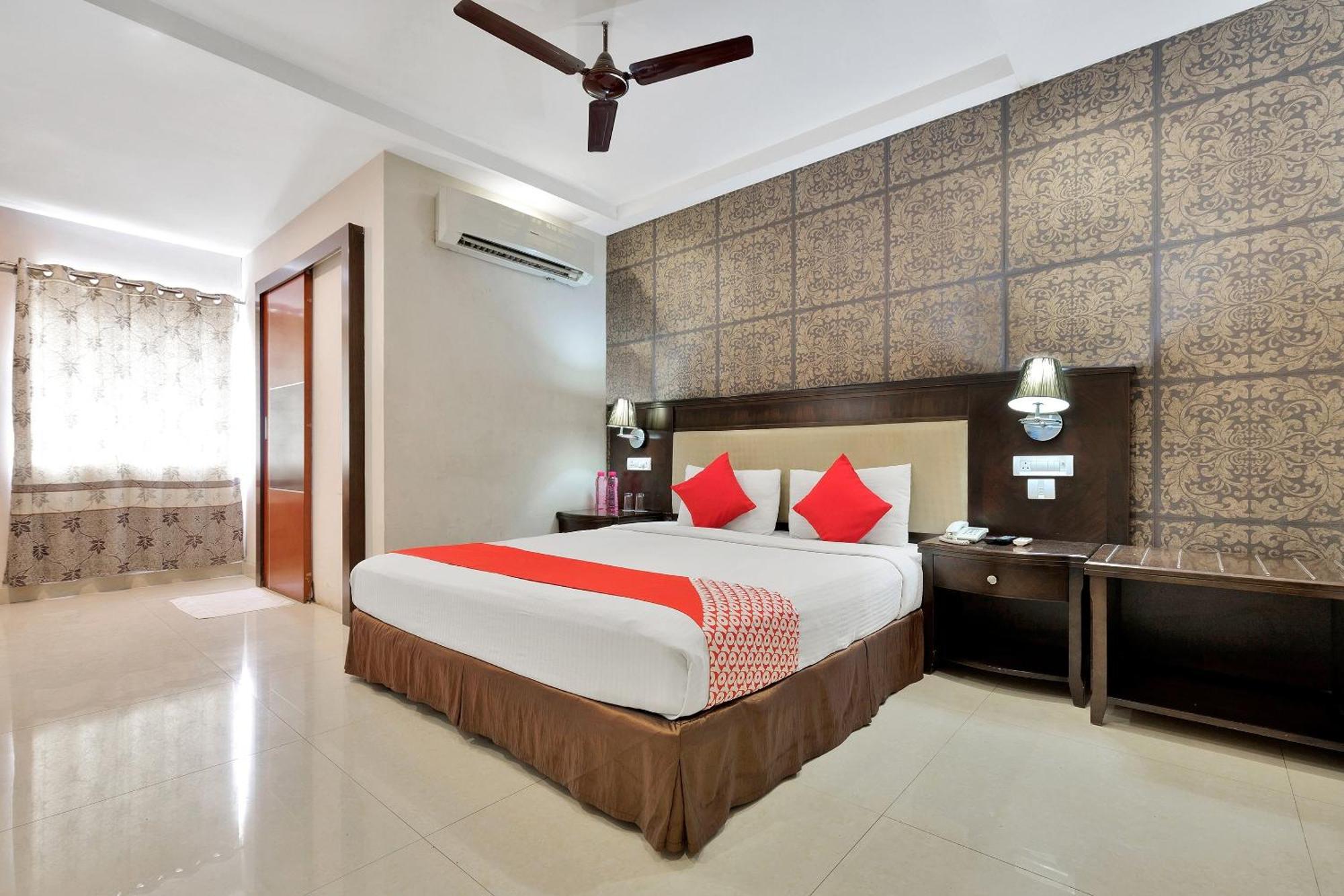 Hotel Capital O Rudra Grand Near Kondapur X Road Extérieur photo